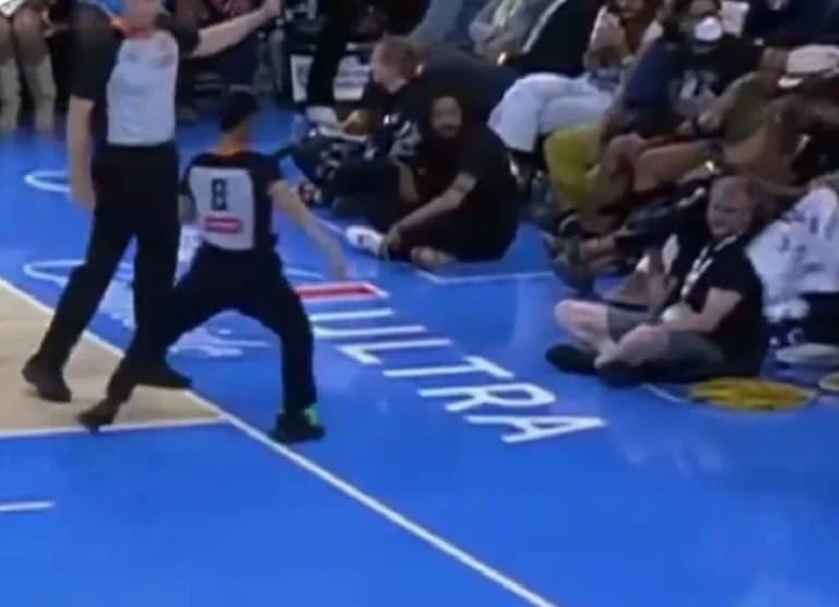 WNBA：情趣用品再次被扔到球场上！