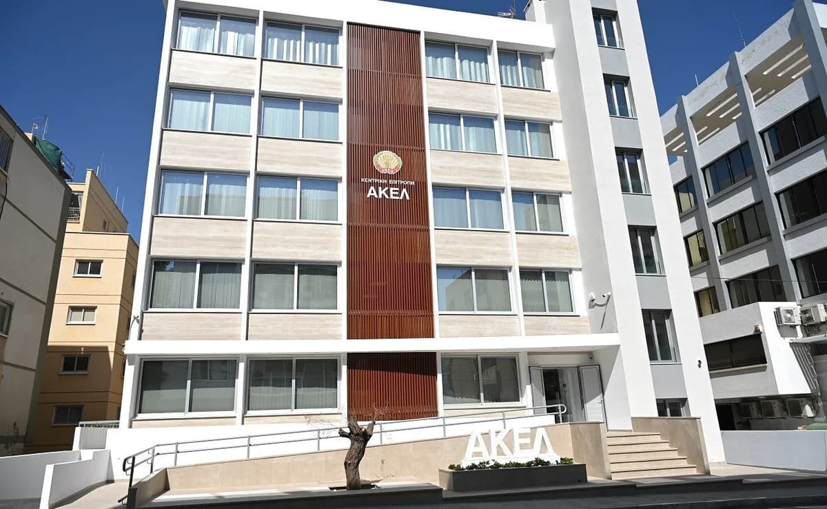 AKEL: Exige claridad al gobierno sobre la interconexión eléctrica