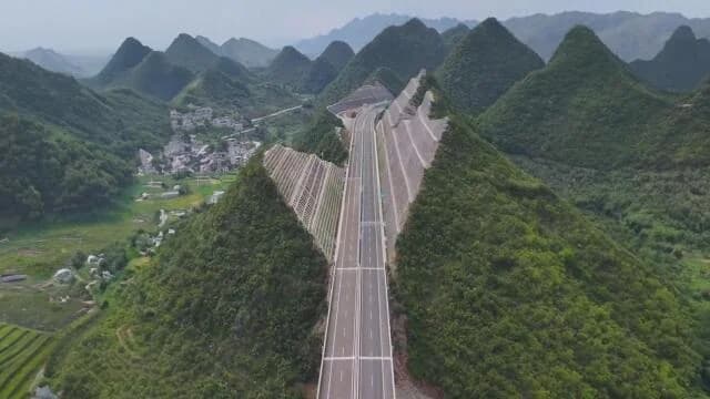 中国：削山造世界最高桥梁