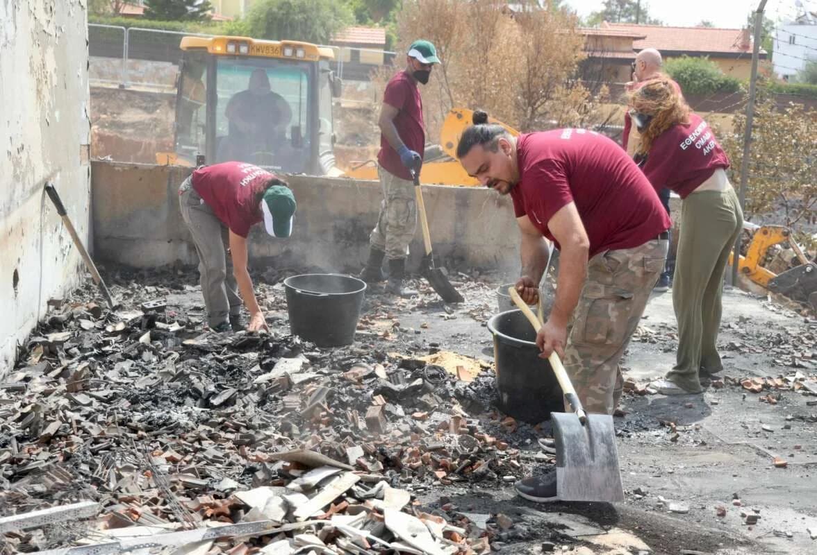 Voluntarios de AKEL Asisten a las Zonas Afectadas por el Fuego en Limassol