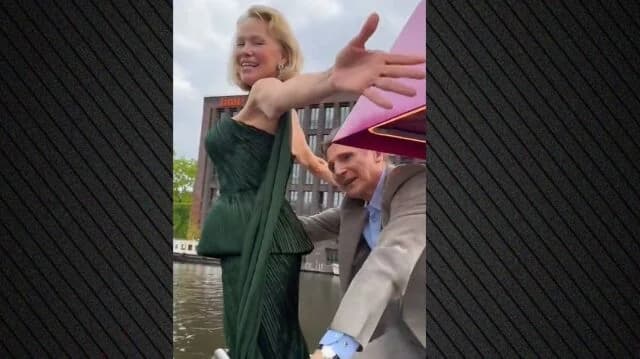 Pamela Anderson y Liam Neeson recrean escena de Titanic