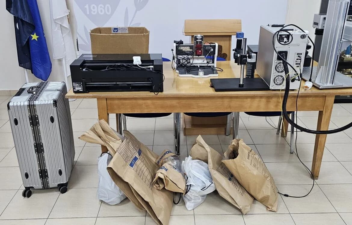 Desmantelado laboratorio de tarjetas de crédito falsas en apartamento – Se busca a hombre de 44 años