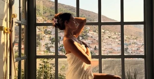Vrisiida Andrioti: Sexy Photos with a Towel on Instagram