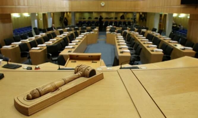 Sesión Parlamentaria de Emergencia sobre Pensiones e Incendios en Limassol