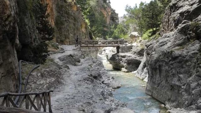 Rescate en la Garganta de Samaria: Turista Herido, Operación Nocturna