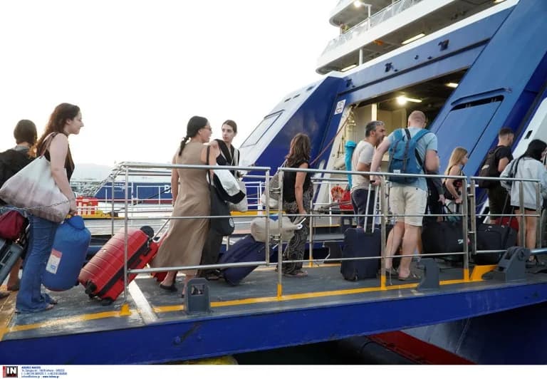 Éxodo de Agosto: Tráfico en El Pireo por Salida de Vacacionistas