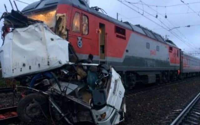 Russland: Bus kollidiert mit Zug – Ein Toter, 11 Verletzte