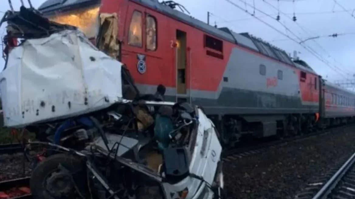 Russland: Zug kollidiert mit Bus – Ein Toter, 11 Verletzte
