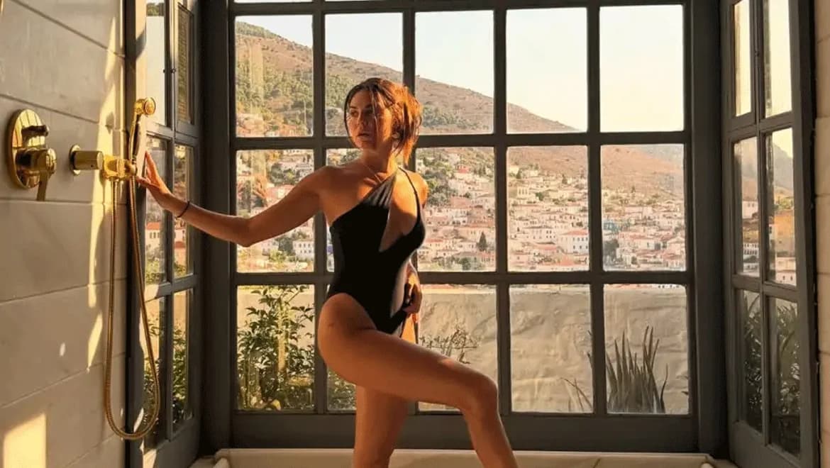 Vrisiida Andrioti: Sexy photos in her bathroom