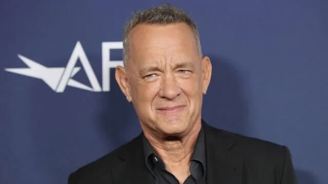 Tom Hanks besucht Naxos, Griechenland: Posiert mit Tavernenpersonal