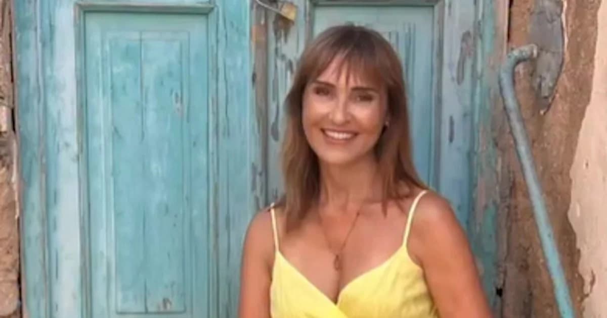 מארה זכריאה: הופעה מסוגננת עם קפטן לבן על החוף