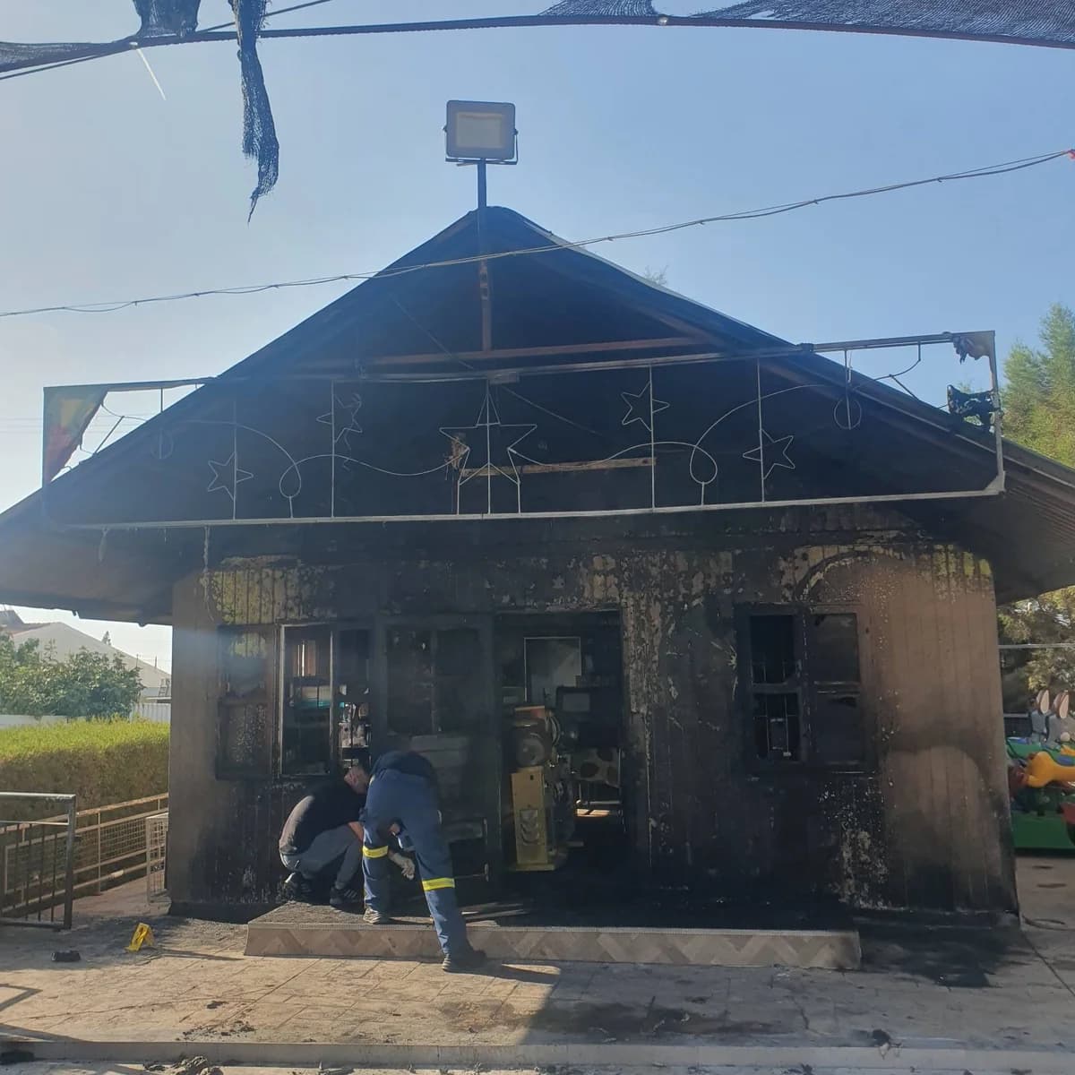 ראש עיריית פולמידיה מבקר את המשטרה לאחר תקרית הצתה