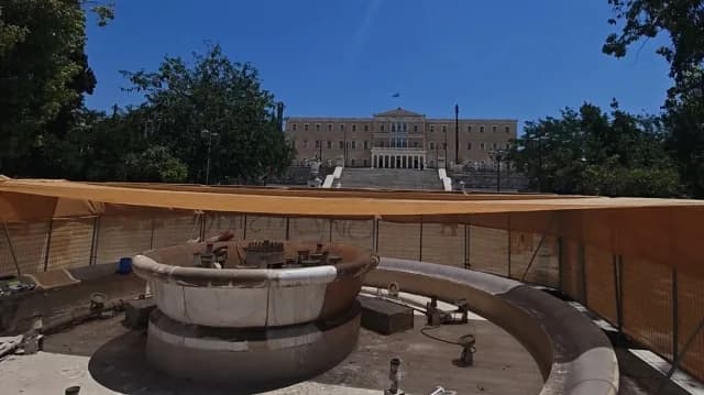 תחזוקה למזרקה בכיכר סינטגמה באתונה