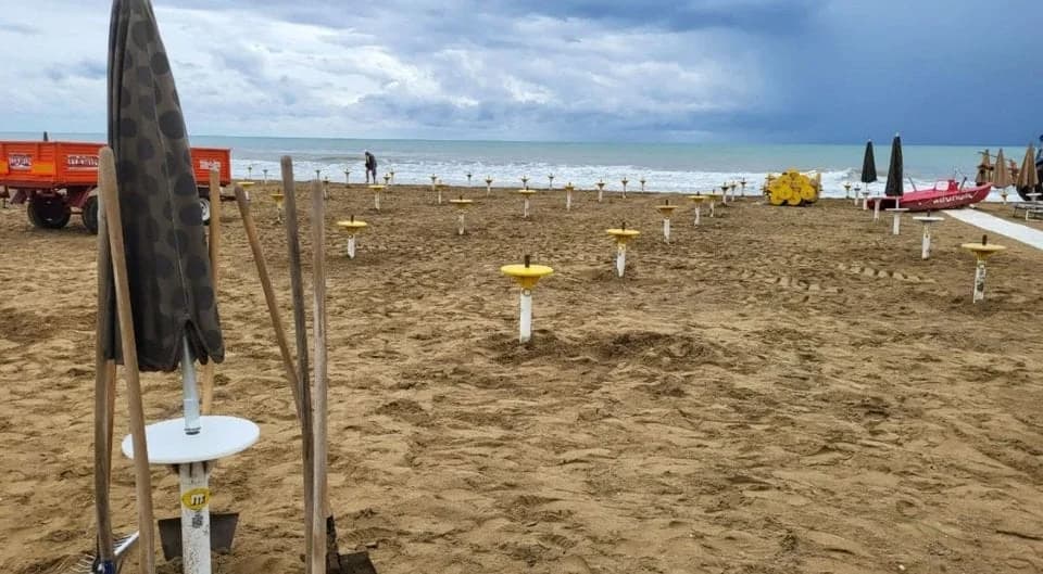 Whirlwind Causes Panic on Italian Beach
