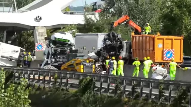 Italia: Tres muertos en accidente en la autopista A1 - Camión choca contra ambulancia
