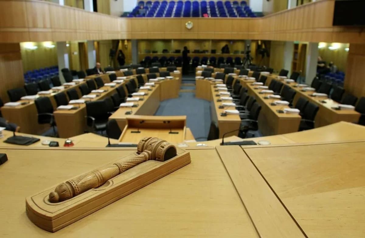 Τροποποιήσεις στους νόμους για τις πολλαπλές συντάξεις στην Ολομέλεια