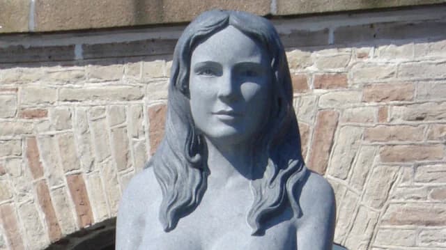 Dinamarca: Estatua de sirena desnuda genera controversia – Se considera su retirada