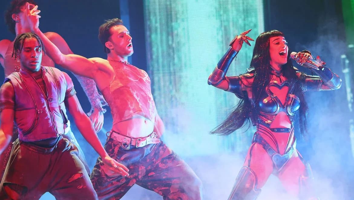 Katy Perry: Fan Faints on Stage – Singer's Reaction