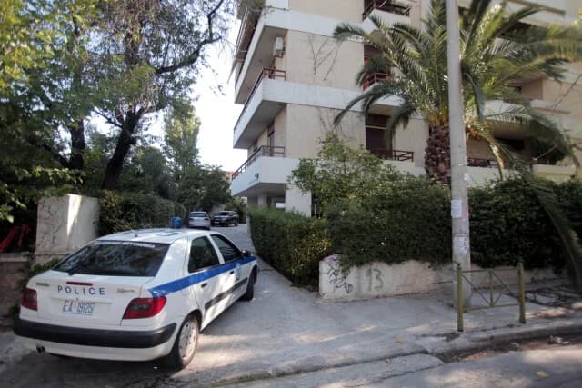 Alarm in Cholargos: Mann bedroht Polizei aus seiner Wohnung