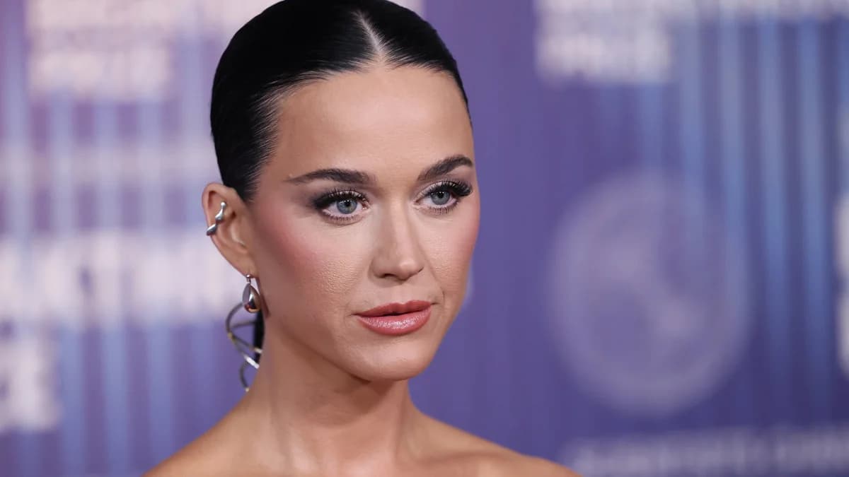 Katy Perry: Fan Faints on Stage During Detroit Concert