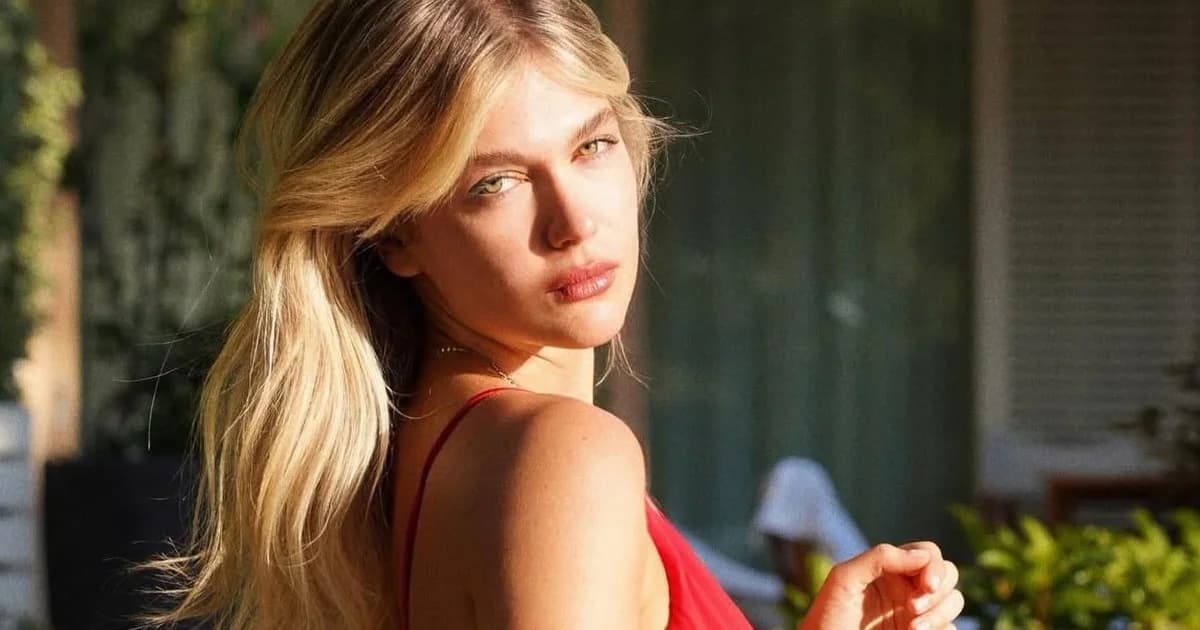 Klelia Andriolatou: Agregando un Toque Rojo a las Vacaciones de Verano