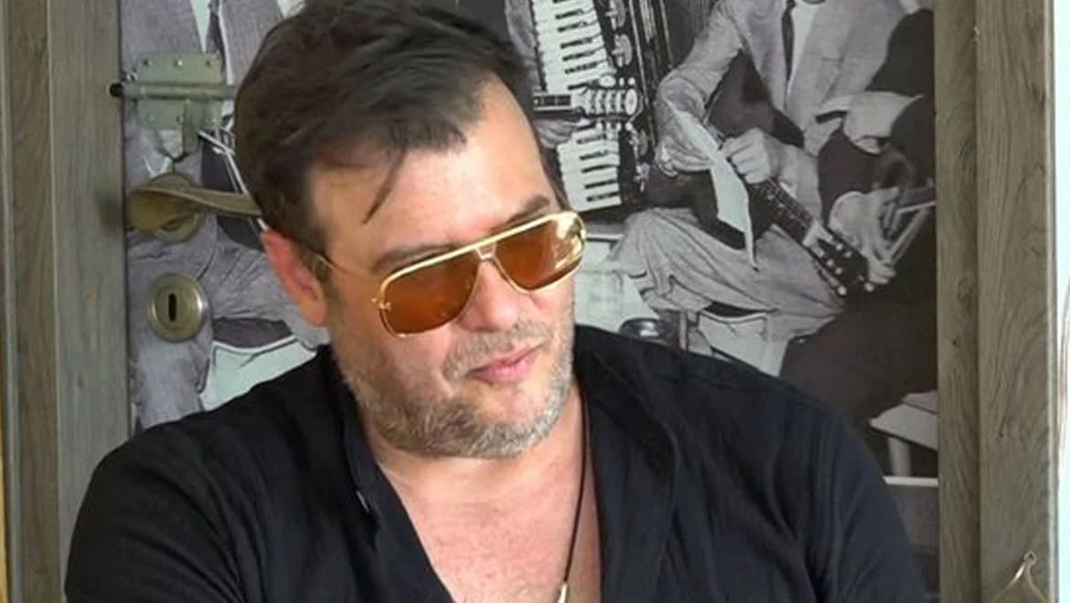 Λάμπης Λιβιεράτος: «Μας πήραν τα ρούχα, μείναμε με μπουρνούζια»