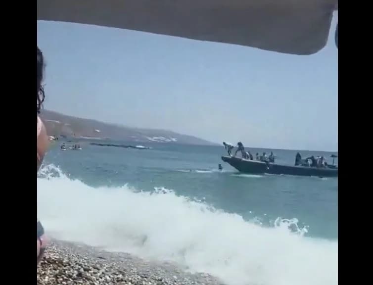 ספרד: רוחצים רודפים אחרי מהגרים בחוף גרנדה