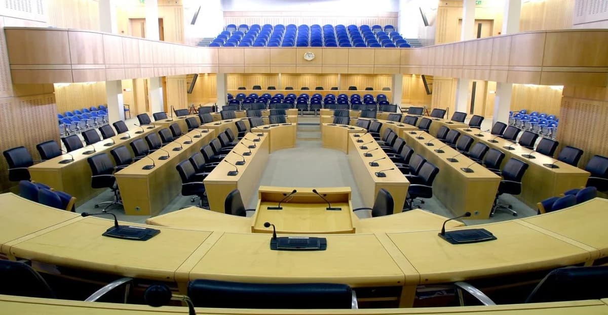 El Parlamento de Chipre Acepta Parcialmente la Remisión sobre Múltiples Pensiones