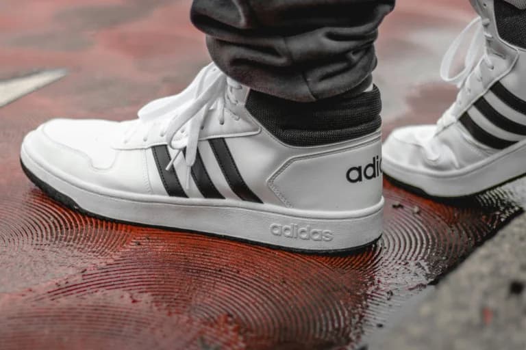 Adidas: Ξεπερνά τη Nike παρά τους δασμούς
