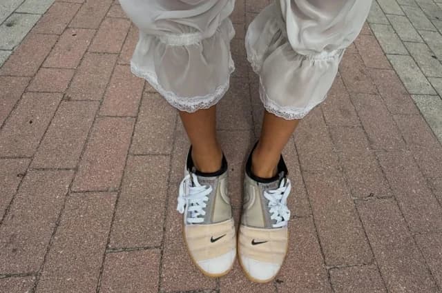 Pantalons: Das Comeback der romantischen Hose im Sommer 2025