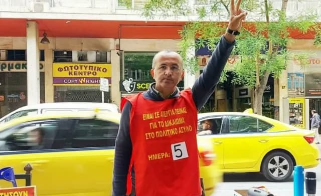 Άσυλο αποδόθηκε ξανά σε Τούρκο απεργό πείνας: Ανησυχία στο Υπ. Μετανάστευσης