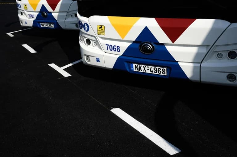 Thessaloniki: Jugendliche greifen Bus mit 'Wasserbomben' an (Video)