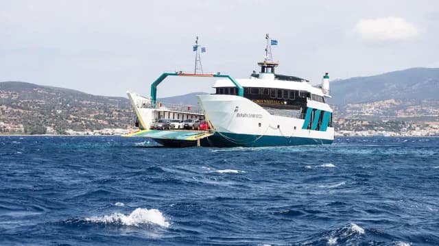 Nea Styra: Transbordador Encalla – El Capitán Alega Fallo en el Timón