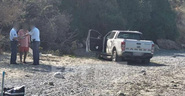 Mesenia: Coche cae de un acantilado en la playa de Santova – Conductor a salvo