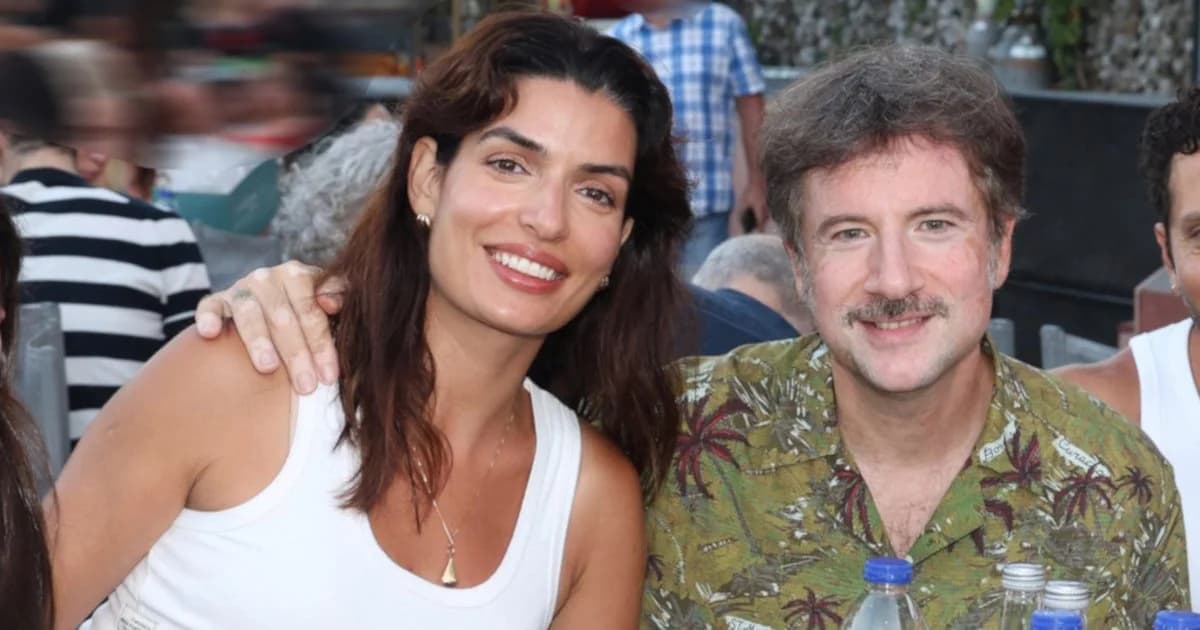 Tonia Sotiropoulou unterstützt Kostis Maraveyas bei Live-Auftritt auf Foivos' Dach