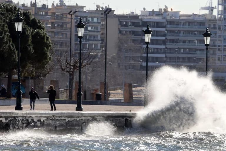 Καιρός: Έκτακτη συνεδρίαση για ισχυρούς ανέμους – Κλειστός ο Εθνικός Κήπος