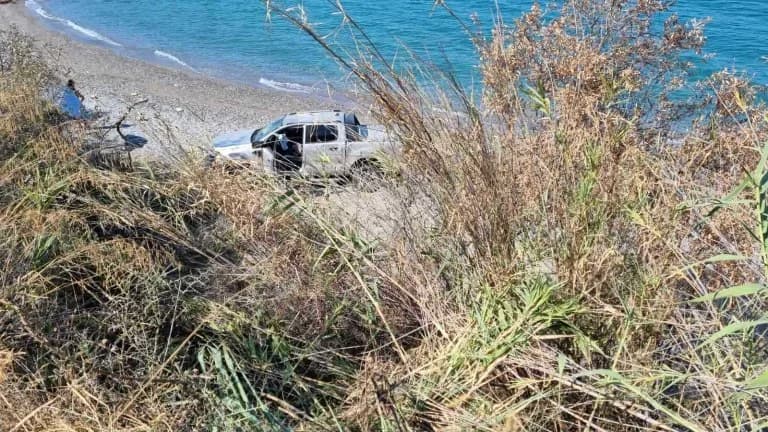 Mesenia: Coche Cae de un Acantilado en la Playa de Santova – Conductor a Salvo