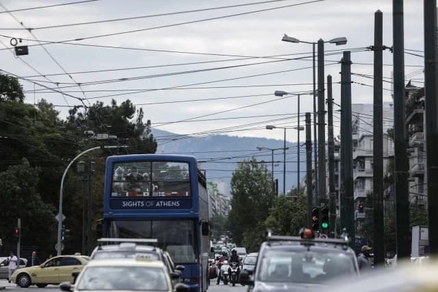 Verkehrsbehinderung auf der Alexandra Avenue wegen instabiler Ampel