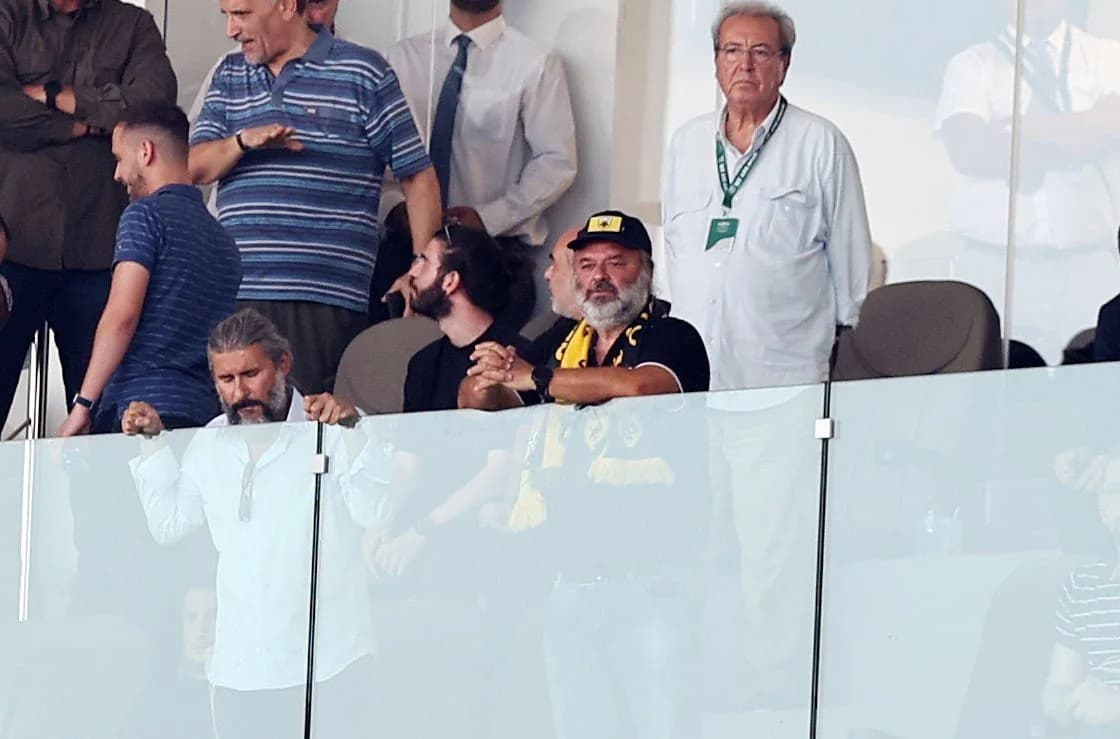 Marios Iliopoulos asiste al partido Aris-AEK en Limassol