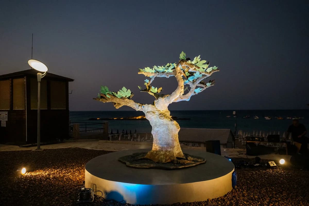 Enthüllung der Skulptur 'Der Feigenbaum von Protaras' in der Fig Tree Bay