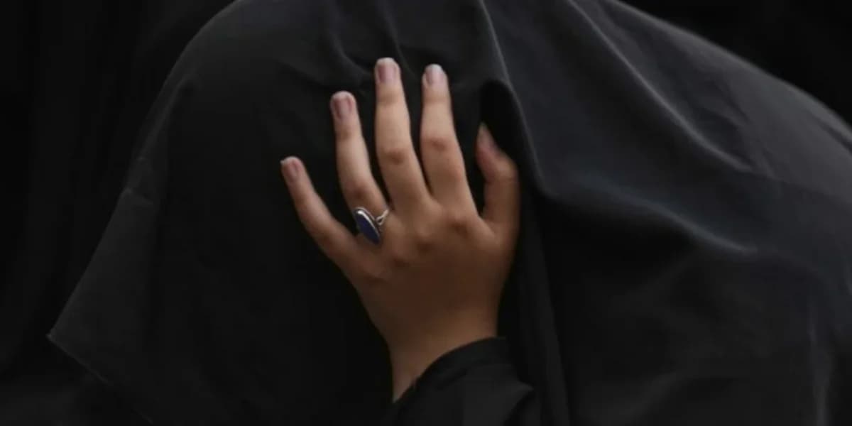 Irán: 'Viuda Negra' en juicio por asesinar a 11 maridos