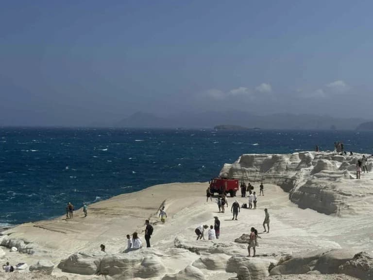 Milos: Zwei Touristen ertrinken am Strand von Sarakiniko