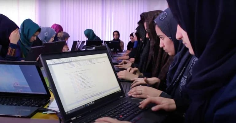 Digitaler Widerstand: Afghanischer Flüchtling unterrichtet Mädchen im Programmieren