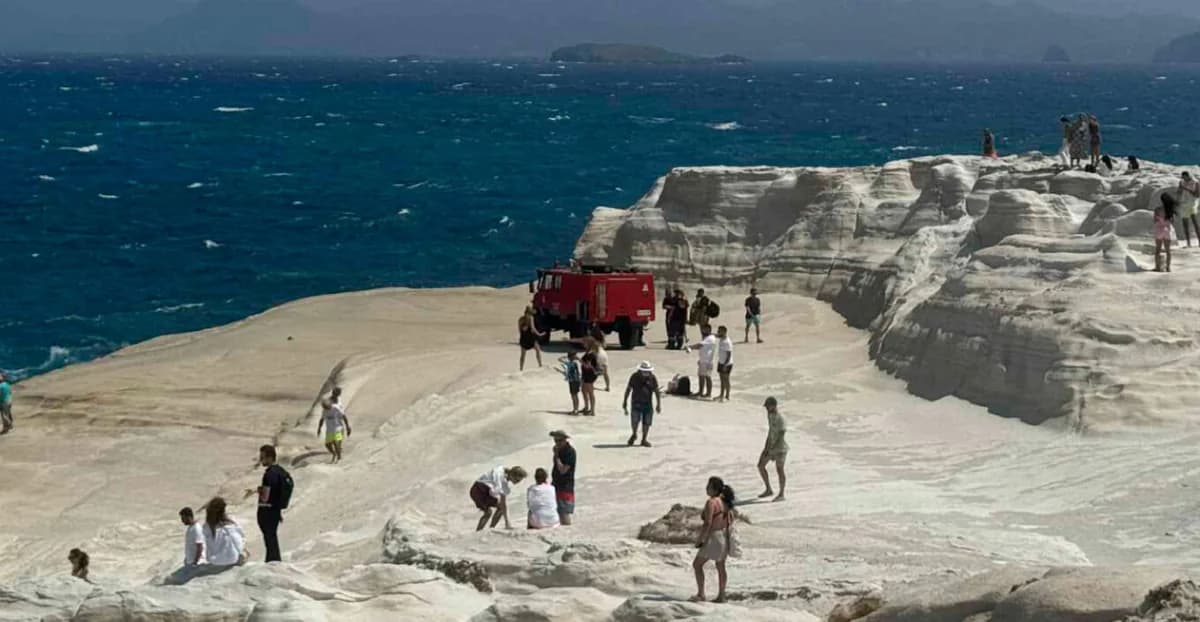 Tragedia en Milos: Pareja de turistas se ahoga en Sarakiniko