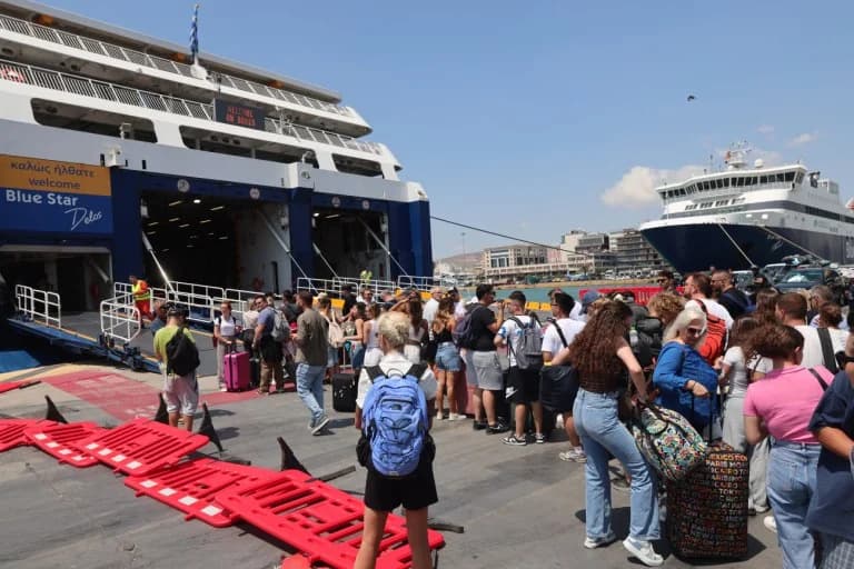 Απαγόρευση απόπλου: Δεμένα τα πλοία, ταλαιπωρία για χιλιάδες επιβάτες