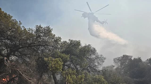 קראטאה: התנהגות האש נפיצה עקב רוחות חזקות