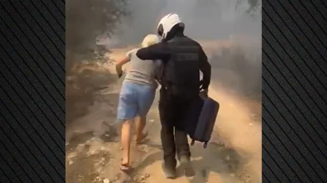 Keratea: La policía rescata a una mujer del fuego – Video