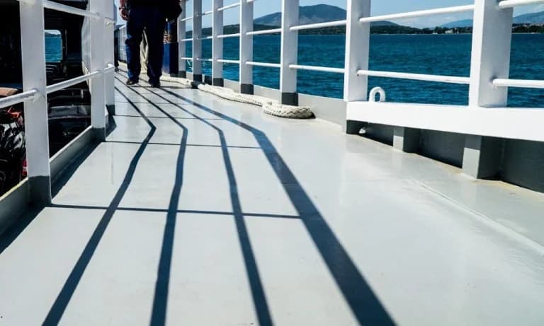 Fallo Mecánico en Barco Cerca de Skiathos – Remolcador Acude en Ayuda
