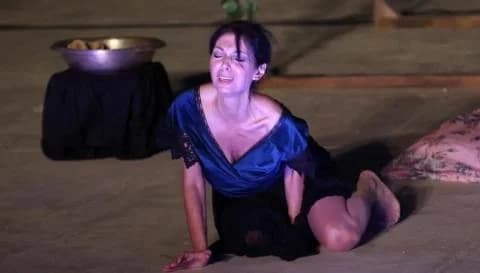 迪米特拉·帕帕迪玛：“他举起步枪要打我”