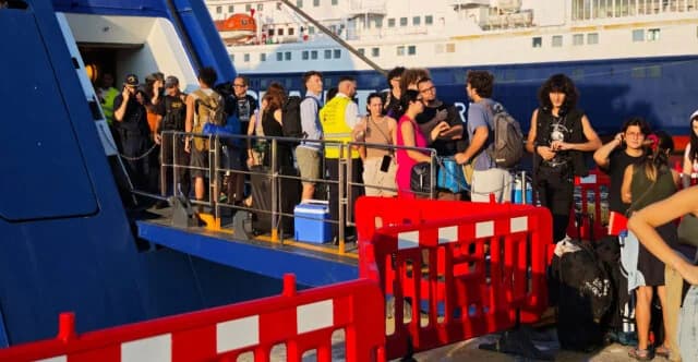 Tension in Piraeus: Passengers Block Ferry Departure to Cyclades